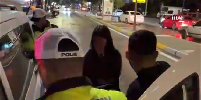 Polise �nce yalvard�, sonra k�f�r ya�d�r�p ka�t�! O anlar kamerada...