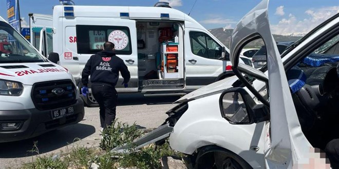 Van'da otomobiller �arp��t�: 4 �l�