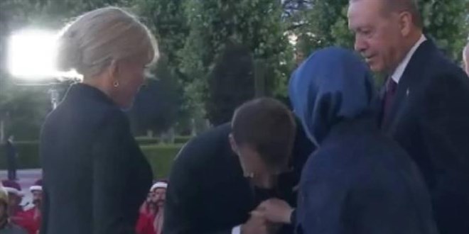 Emine Erdo�an, Macron'un elini �pmesine izin vermedi (Video)