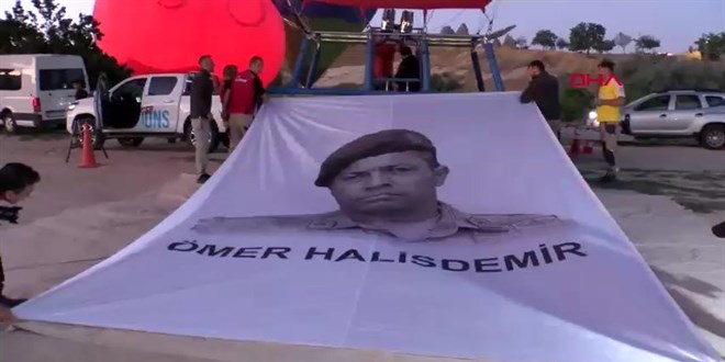 S�cak hava balonlar�, 15 Temmuz i�in T�rk bayraklar� ile havaland�