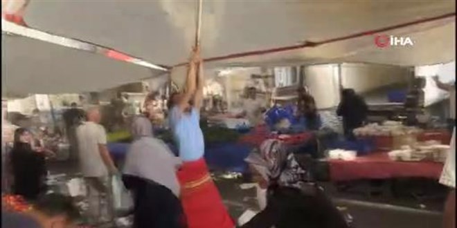 Kuvvetli r�zgarda pazarc� branda dire�ini b�rakmad�, metrelerce havaya y�kseldi