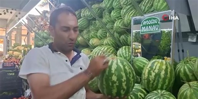 Manav�n eliyle karpuz soyma videosu sosyal medyada viral oldu