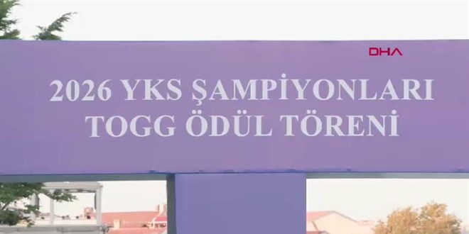 YKS'de T�rkiye birincisi olan 3 ��renciye Togg hediye edildi