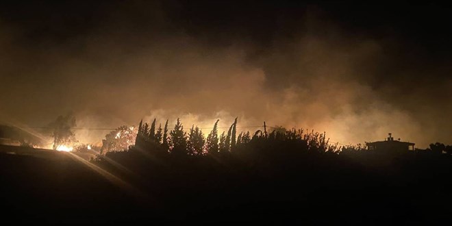 Antalya'n�n 2 il�esinde yang�n: 254 hane tahliye edildi