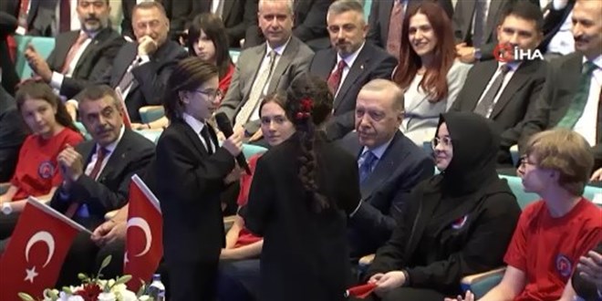 Cumhurba�kan� Erdo�an, �ocuklarla birlikte t�rk� s�yledi