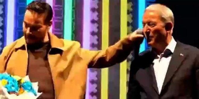 Sinan Ak��l, mikrofonu yanl��l�kla Hulusi Akar'�n y�z�ne vurdu
