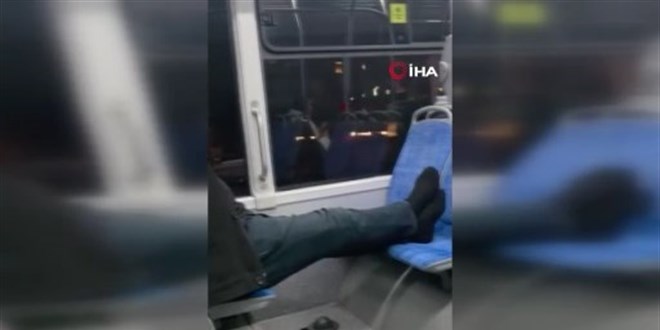 Otob�ste ayakkab�lar�n� ��kar�p seyahat etti, rahatl��� pes dedirtti