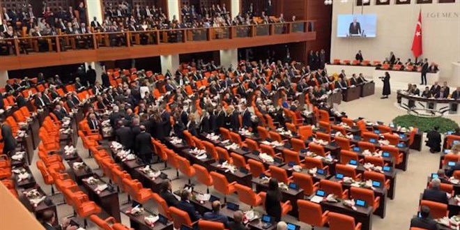 Yeni Partili vekiller Erdo�an konu�urken salonu terk etti