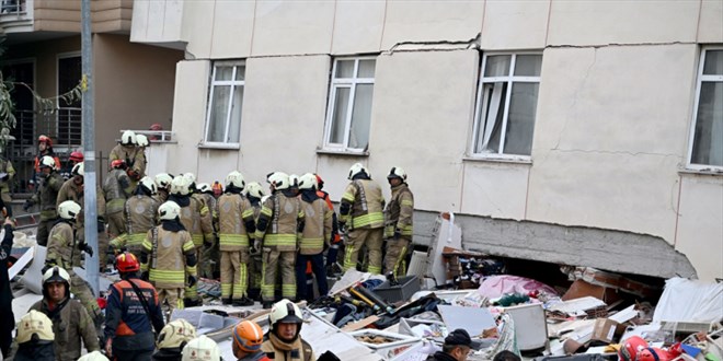 Maltepe'de 7 katl� binada ��kme: Mahsur kalanlar tahliye edildi