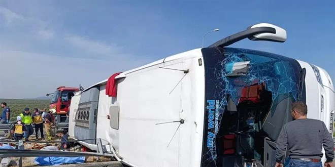 Manisa'da yolcu otob�s� ile �ekici �arp��t�: 11 �l�, 27 yaral�