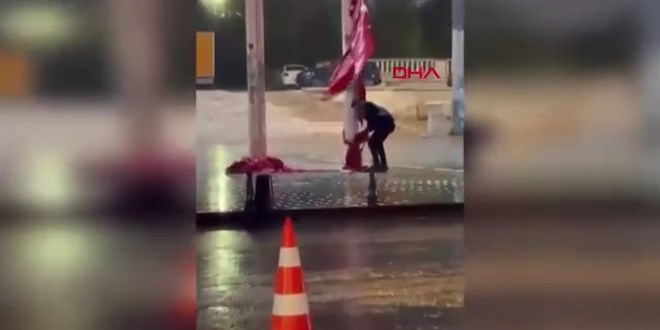 Taksim Meydan�'nda f�rt�nada yere d��en T�rk Bayra��'n� polis kald�rd�