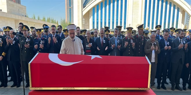 Askeri ara� kazas�nda �ehit olan albay, son yolculu�una u�urland�
