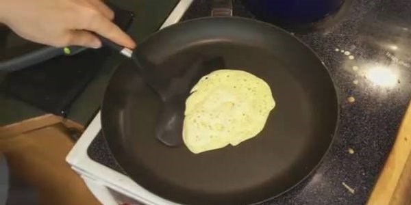 Kreple sanat icra eden adam