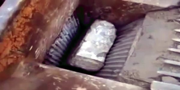 Koca ta�lar� un ufak eden makine