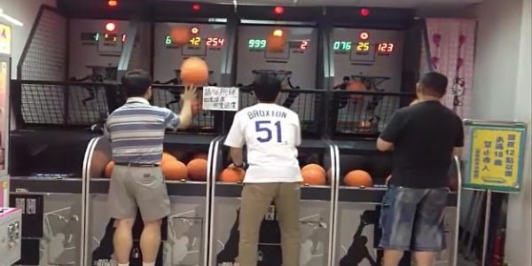 �ki eliyle seri basket atan adam