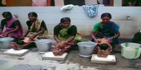 Hintli annelerin bebe y�kama y�ntemi