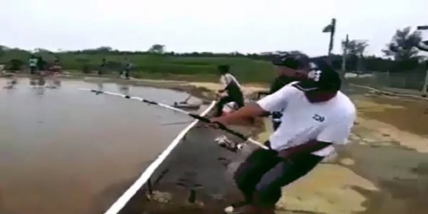 Adam �yle bir bal�k yakalad� ki!