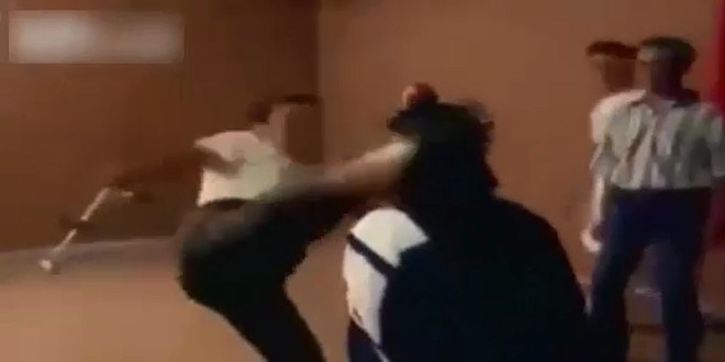 Elmaya tekme atarken kad�n�n surat�n� da��tt�