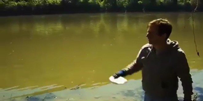 Su �st�nde sodyum sektiren adam