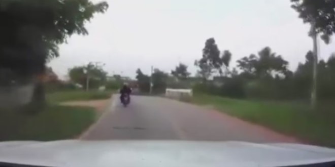 Yolda g�rd��� y�lana �yle bir �ey yapt� ki!