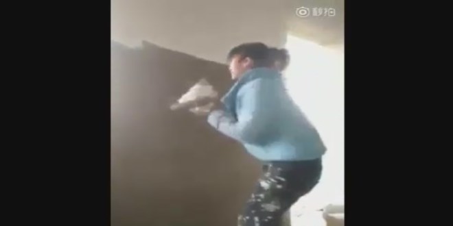 Duvar� Profesyonelce S�vayan K�z