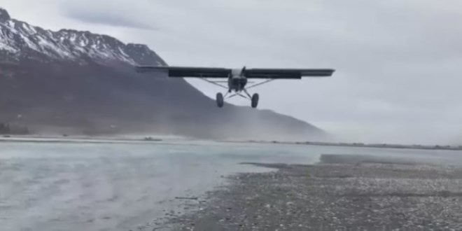 R�zgar� kullan�p u�a�� helikopter gibi yere indirdi