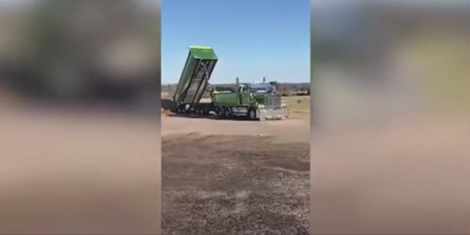 Kamyonun y�k bo�altma an� izleyenleri �a��rtt�