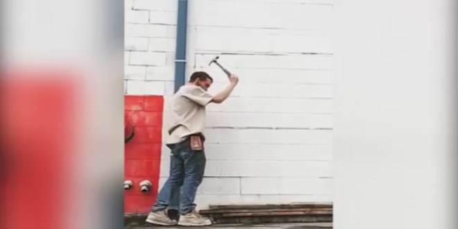 �eki�le artislik hareket yapan adam