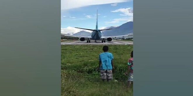 Jet u�a��n�n r�zgar�yla ��lg�nca e�lenen �ocuklar