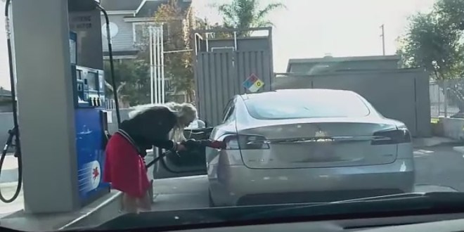 Tesla'ya benzin koymaya �al��an kad�n