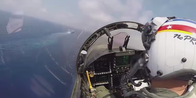 4 yetenekli pilotun sava� gemisine inme an� kamerada