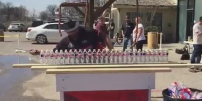 Su dolu pet �i�eleri sat�rla ortadan ikiye ay�rd�