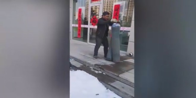 T�pleri ta��man�n kolay yolunu bulan adam