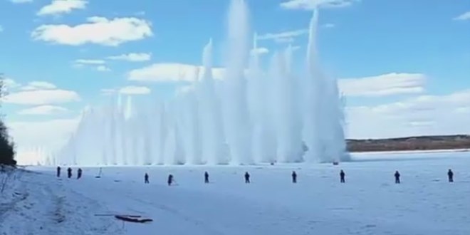 Buz tutan nehri dinamitlerle patlatt�lar