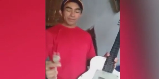 Yapt��� elektro gitar� fi�e tak�nca deh�ete d��t�