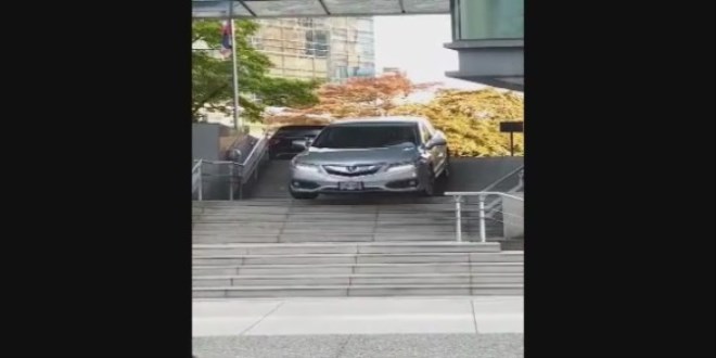 Arabas�yla merdivenlerden inen s�r�c�