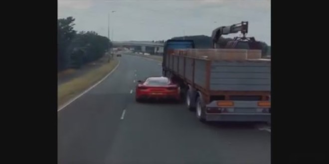 Ferrari bir kamyonun alt�ndan b�yle ge�ti