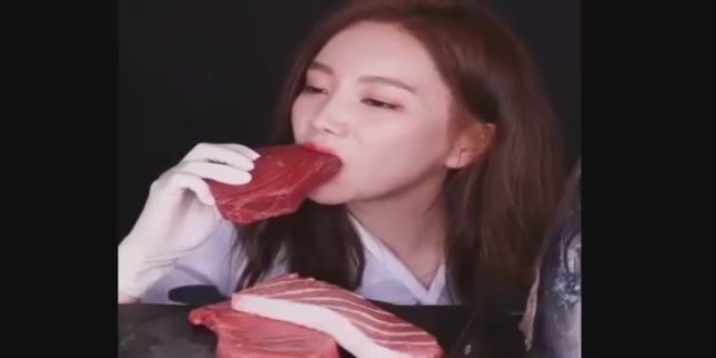 Asyal� kad�n bal��� �i� �i� yedi