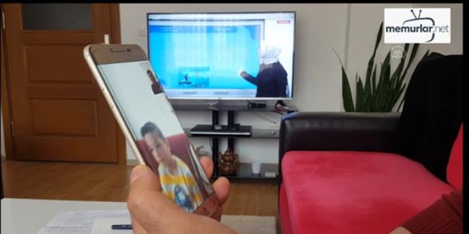 ��rencilerini tek tek g�r�nt�l� arayarak yoklama al�yor