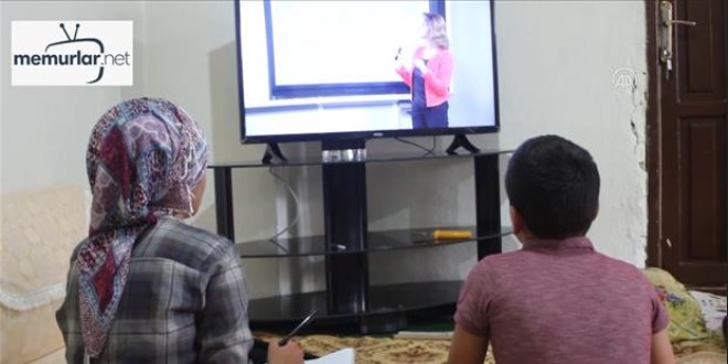 EBA'dan ders takibi yapamayan 2 karde�e TV hediye edildi