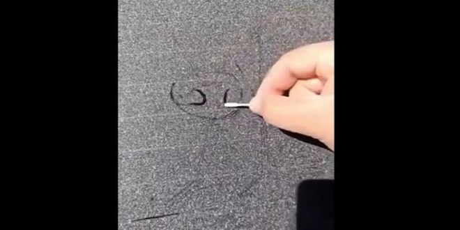 Tozlu araba cam�nda sanat icra etti