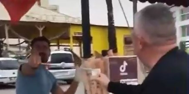 Mara� Dondurmac�s� Dans Ederek Dondurma Sat�yor