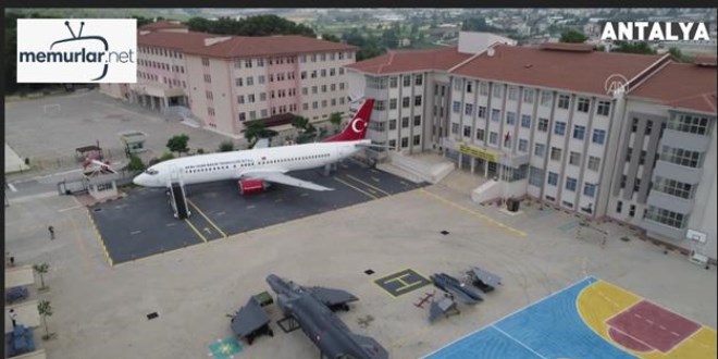 Bah�esinde yolcu ve sava� u�a�� olan okul