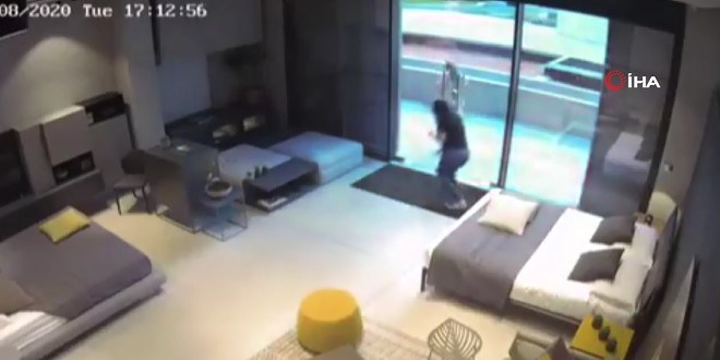 Beyrut'taki �iddetli patlama bir kad�n� metrelerce uza�a f�rlatt�