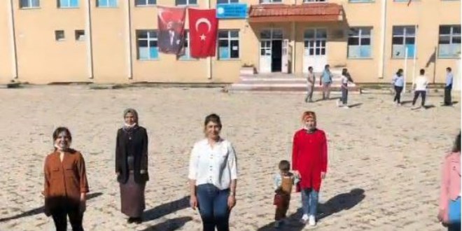 Bakan Ziya Sel�uk'tan 'uzaktan e�itim' payla��m�