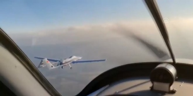 Test ve e�itim i�in havalanan Bayraktar TB2 S�HA ile kol u�u�unda