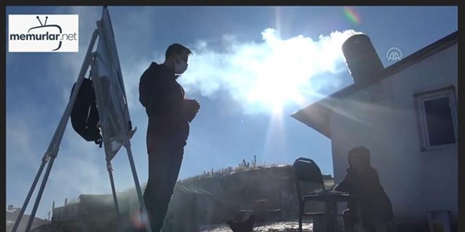 Yaz� tahtas�n� omuzlayan ��retmen i�in k�y�n her yeri e�itim yuvas� oldu