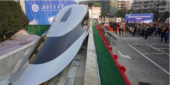 �in raylara de�meden 620 km h�zla giden trenini tan�tt�