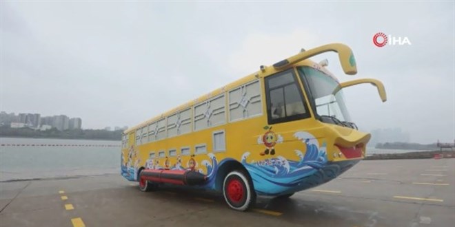 Karada ve suda gidebilen amfibik otob�s ilgi oda�� oluyor