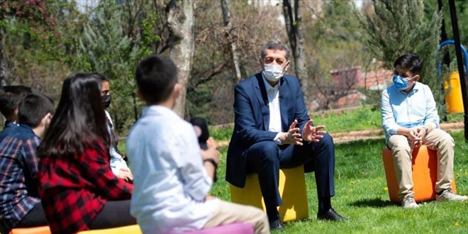 Bakan Sel�uk'tan ��rencilere: Enstr�man �almay� ��renin